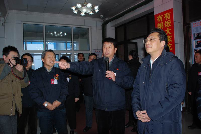 15.張雨浦書記、閆子忠副市長等領(lǐng)導(dǎo)觀看公司榮譽(yù)展